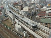 おおさか東線新加美駅付近を走行する直通快速