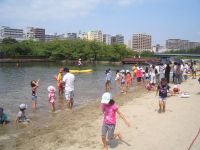 大阪ふれあいの水辺で遊ぶ子供