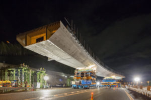 名神高速道路上の桁運搬時（写真提供：宮地・東骨特定建設工事共同企業体）