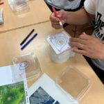 プラスチックの蓋を使った立体地図の製作風景