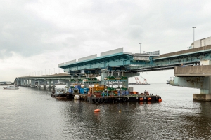 大型ジャッキを搭載した台船による新橋の一括架設状況