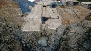 安威川ダム監査廊敷きの基礎岩盤の状況