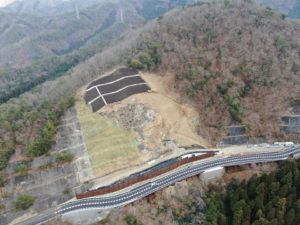 仮設道路を短期間に設置し早期の交通開放を実現した