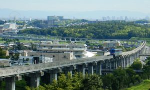 連続立体高架橋を走行する大阪モノレール