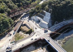 既設道路とJR福知山線に近接した終点側坑口部の全景