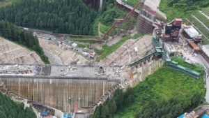 足羽川ダム本体工事の施工状況（下流から上流を望む）